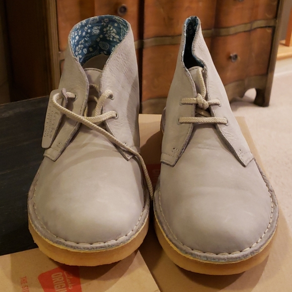 NIB Clarks Brand New Stone Nubuck Desert Boots - Picture 3 of 8